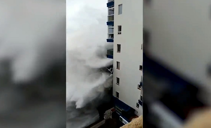 Голяма част от популярните испански курорти са под вода заради бури (ВИДЕО)