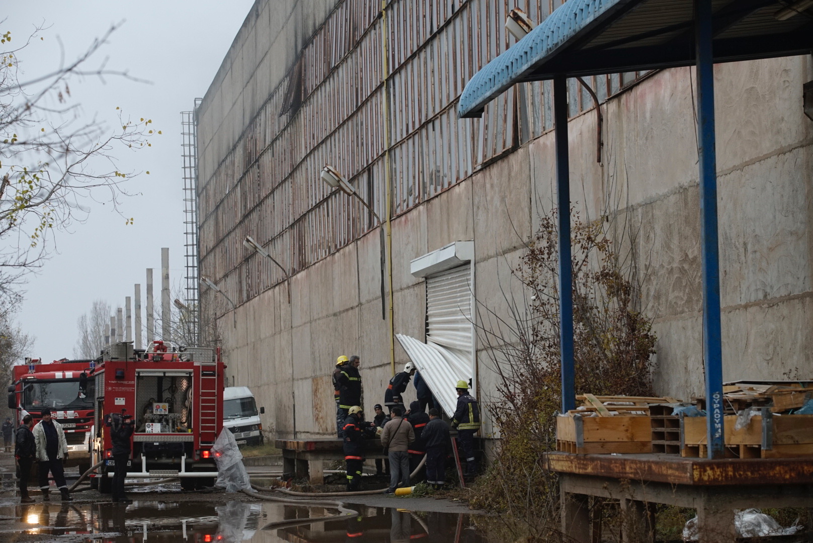 Вижте пожара в кв. Кремиковци през обектива на "Труд" (СНИМКИ)