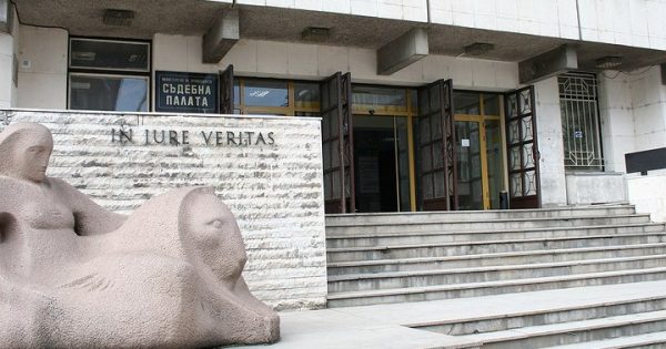 Мъж, пребил приятелка на дъщеря си, се отърва с условна присъда
