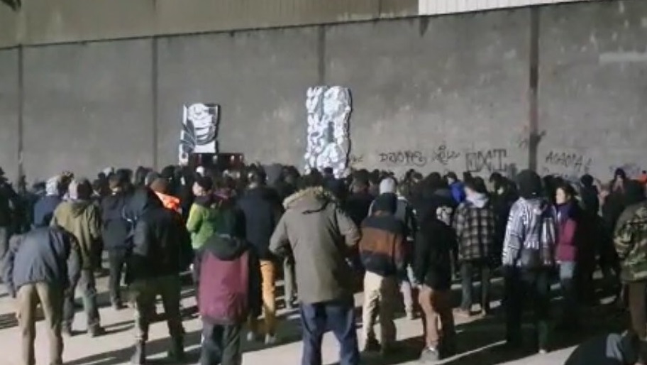 Френската полиция разпръсна незаконно рейв-парти с над 2 500 участници на Нова година (СНИМКИ и ВИДЕО)