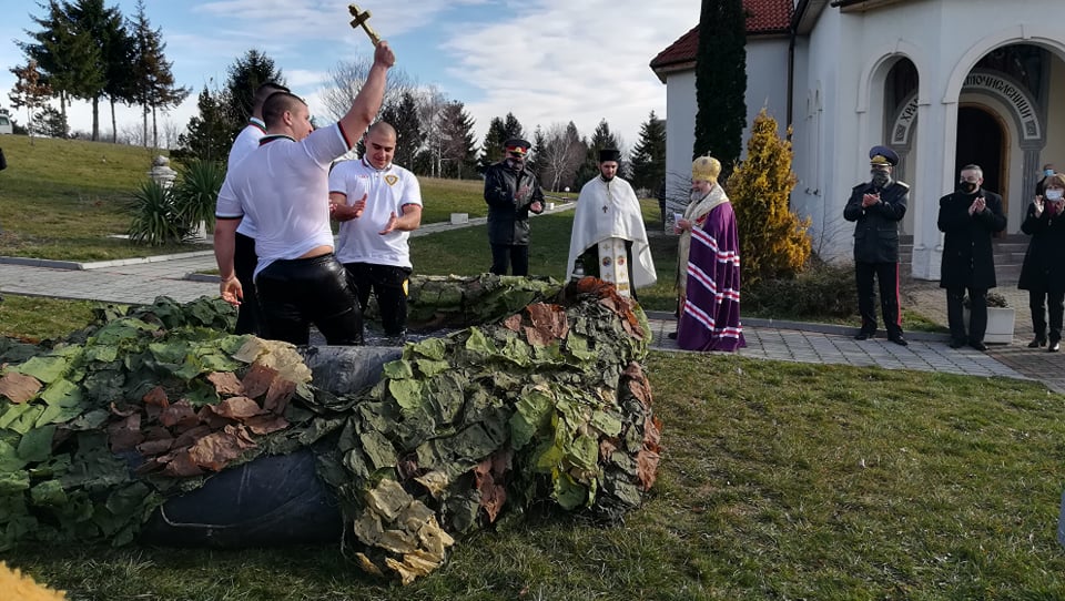 Курсант скочи в басейн за богоявленския кръст