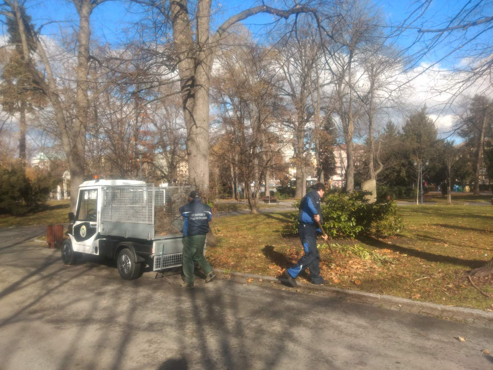 Безшумни камиончета чистят Борисовата градина