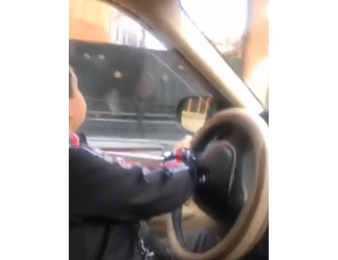 Дете кара кола с пищов в ръката