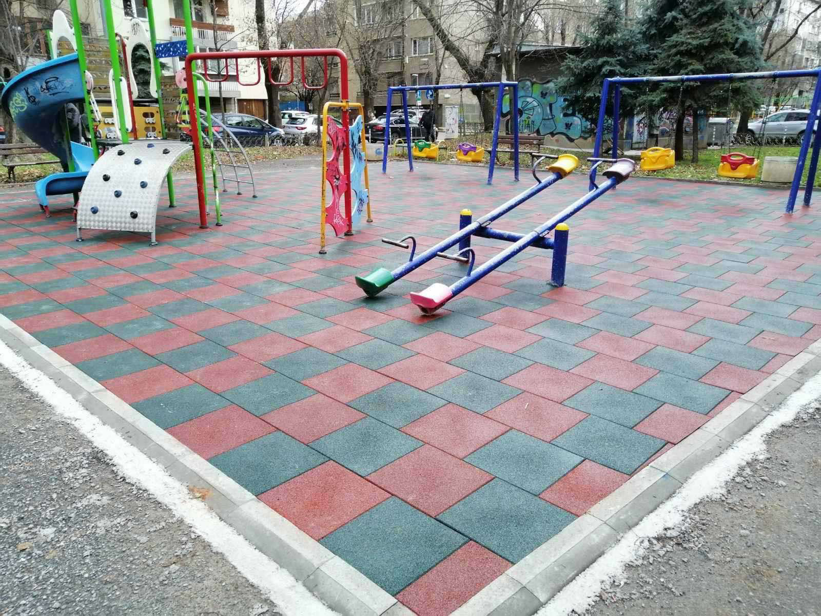 Обновена е детската площадка в „Сухото езеро“ 