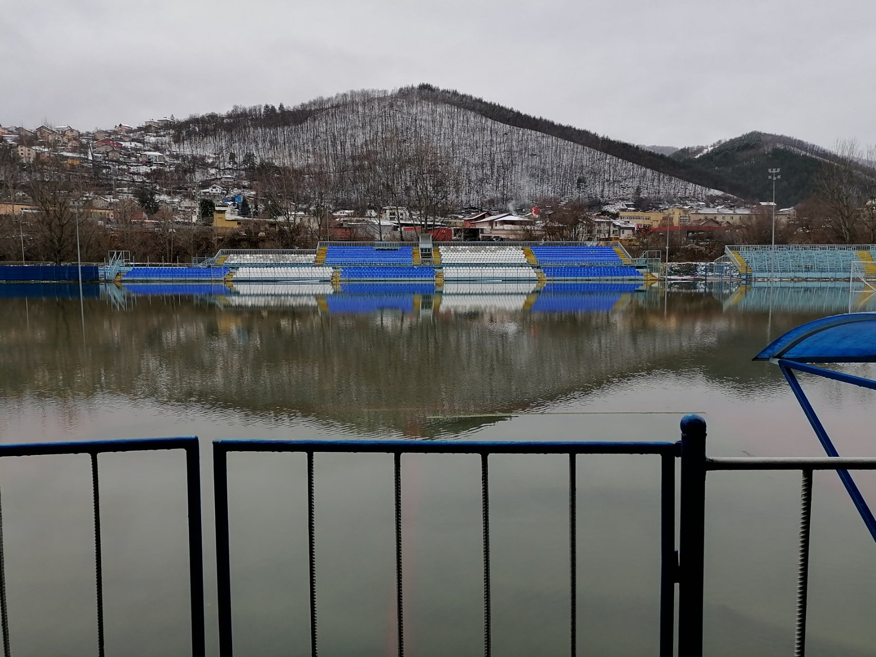 Ужас: Теренът на стадион от Втора лига под вода (СНИМКИ)