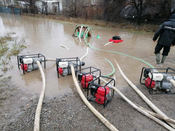 Аварийни екипи отводняваха къщи в Мировяне, Требич и Волуяк през нощта