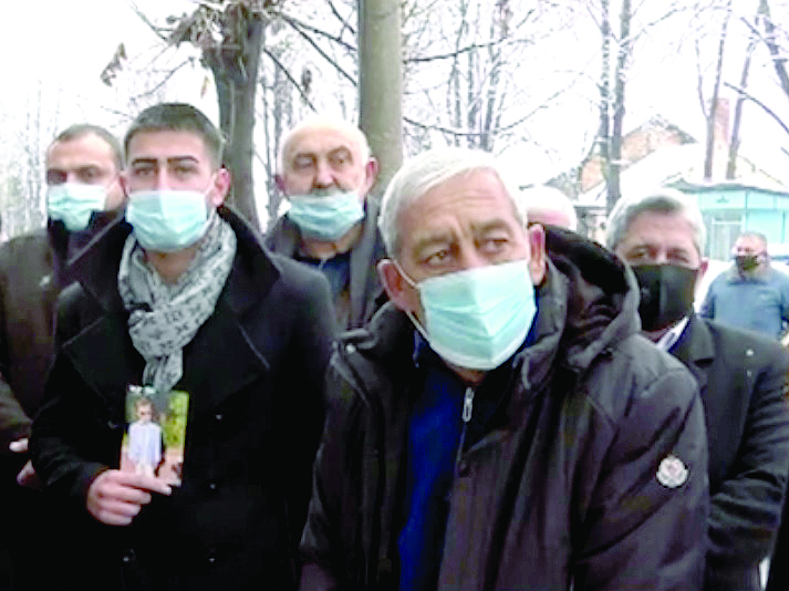70 души щурмуваха къщата, в която почина дете в Мездра