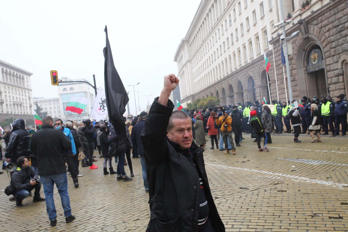 Протестиращи се събраха пред Съдебната палата в София с искане за оставката на правителството и главния прокурор