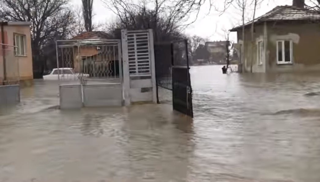 Продължава отводняването в Болярово и Стралджа