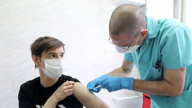 Премиерът на Сърбия Ана Бърнабич получи втората доза от ваксината на "Пфайзер" и "Бионтех"