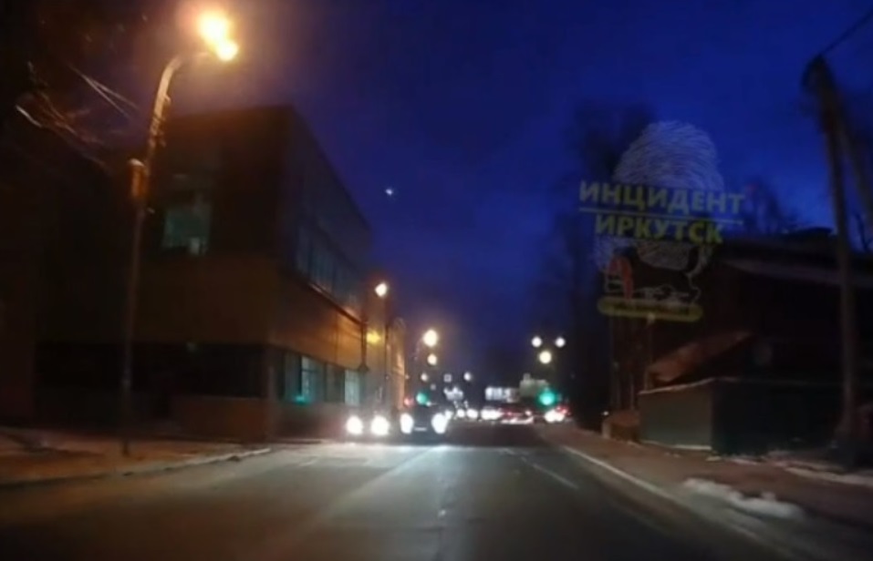 Метеор озари небето над Иркутска област в Русия (ВИДЕО)