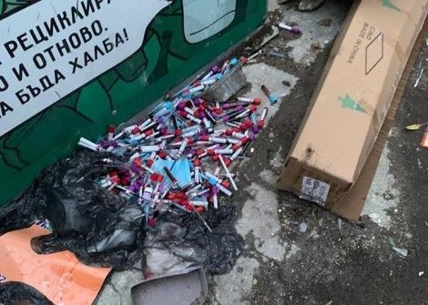 Прокуратурата разследва кой изхвърли епруветки с кръв до детска градина