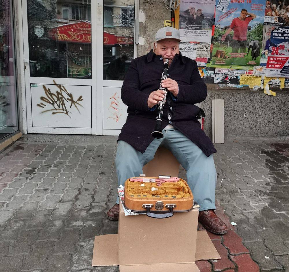 Великотърновци се обединиха в помощ на бедстващ уличен музикант