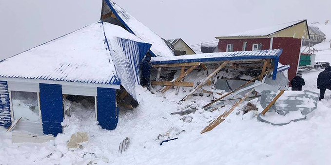 Лавина затрупа десетки скиори в зимния курорт Домбай в Русия