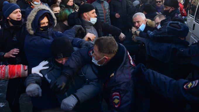 Полицията арестува над хиляда души на протести в подкрепа на  Навални в Русия
