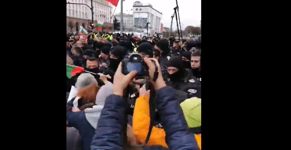 Протестиращи се опитаха да нахлуят в сградата на Министерския съвет