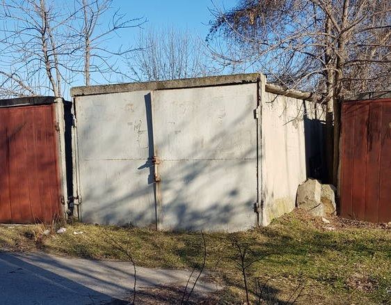Бутат незаконни гаражи в „Слатина“