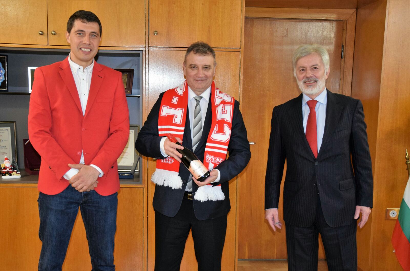 Дарове с марка ЦСКА за ректора на УНСС