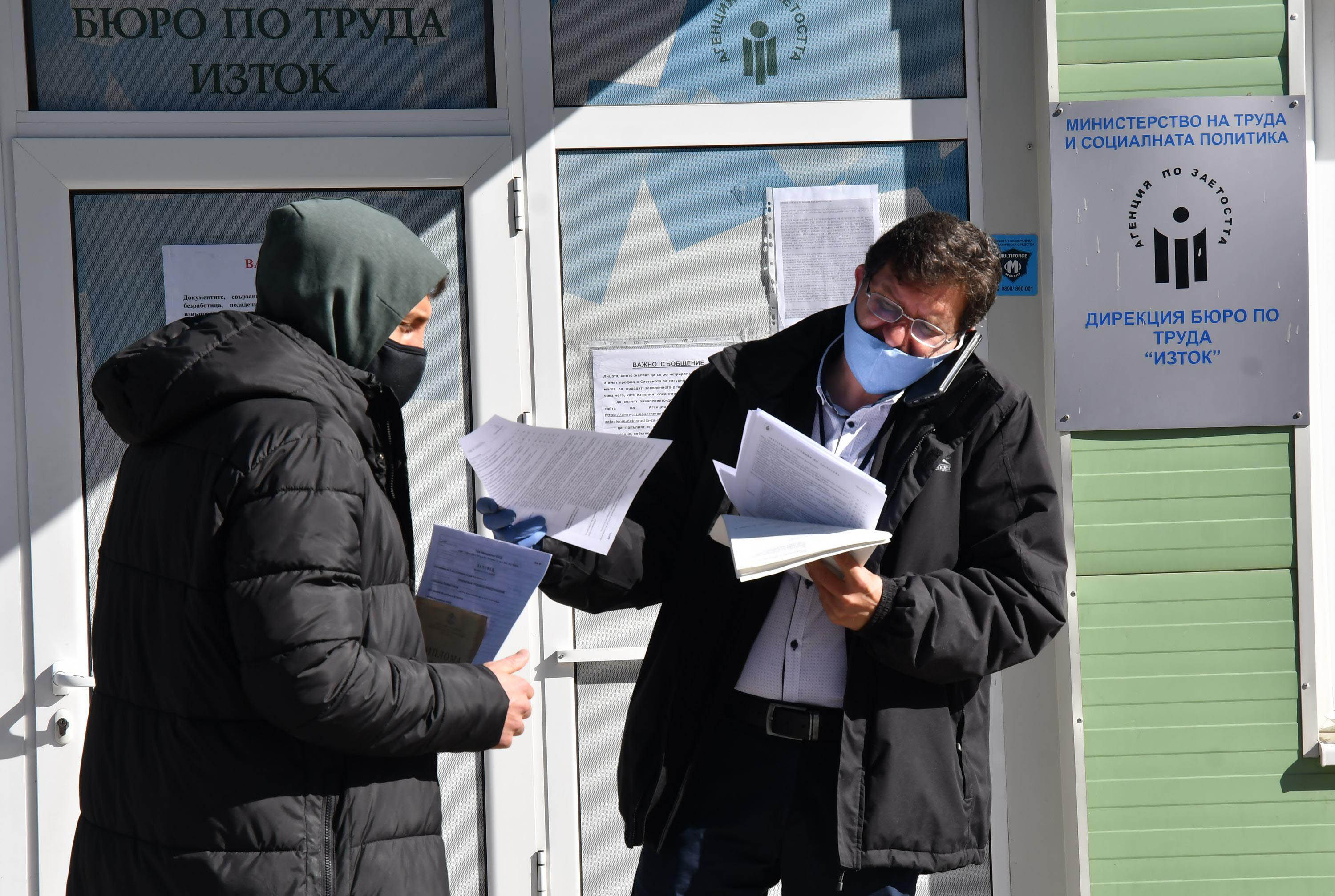 Фирмите наемат повече хора