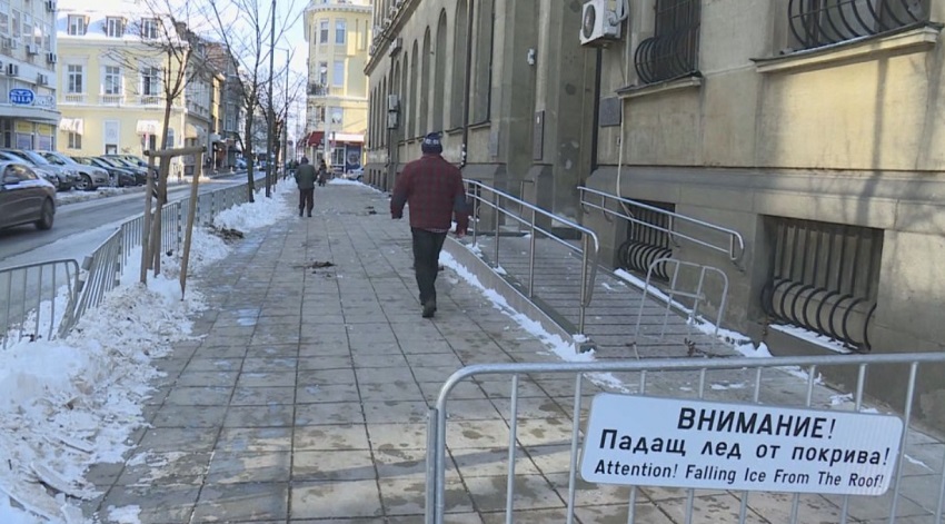 Ледена висулка се стовари върху жена в София