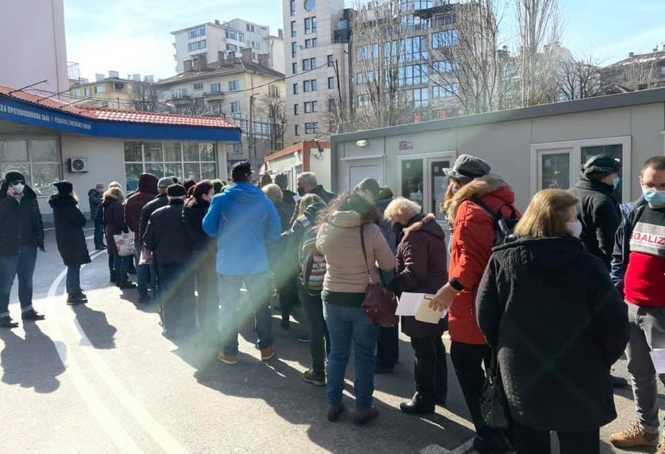Опашки от желаещи да се ваксинират пред „Пирогов” (СНИМКИ)