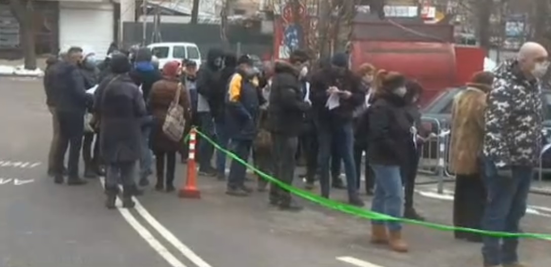 Отново опашка от желаещи да се ваксинират срещу коронавирус пред "Пирогов"