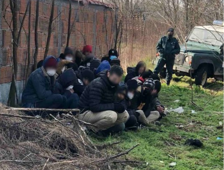 24 нелегални мигранти и 4-ма каналджии са задържани край Свиленград