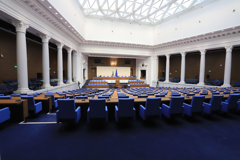 Парламентът търси таланти