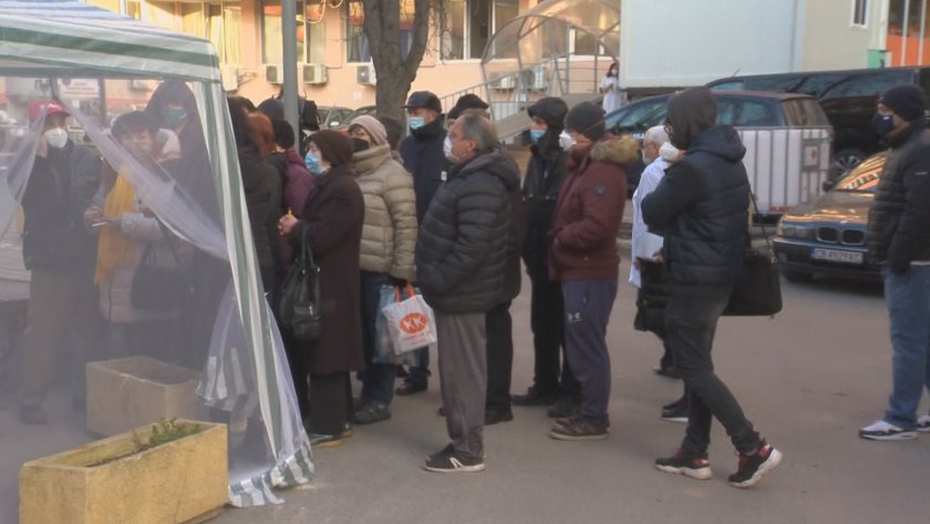 Огромна опашка за ваксини пред УМБАЛ "Свети Иван Рилски"