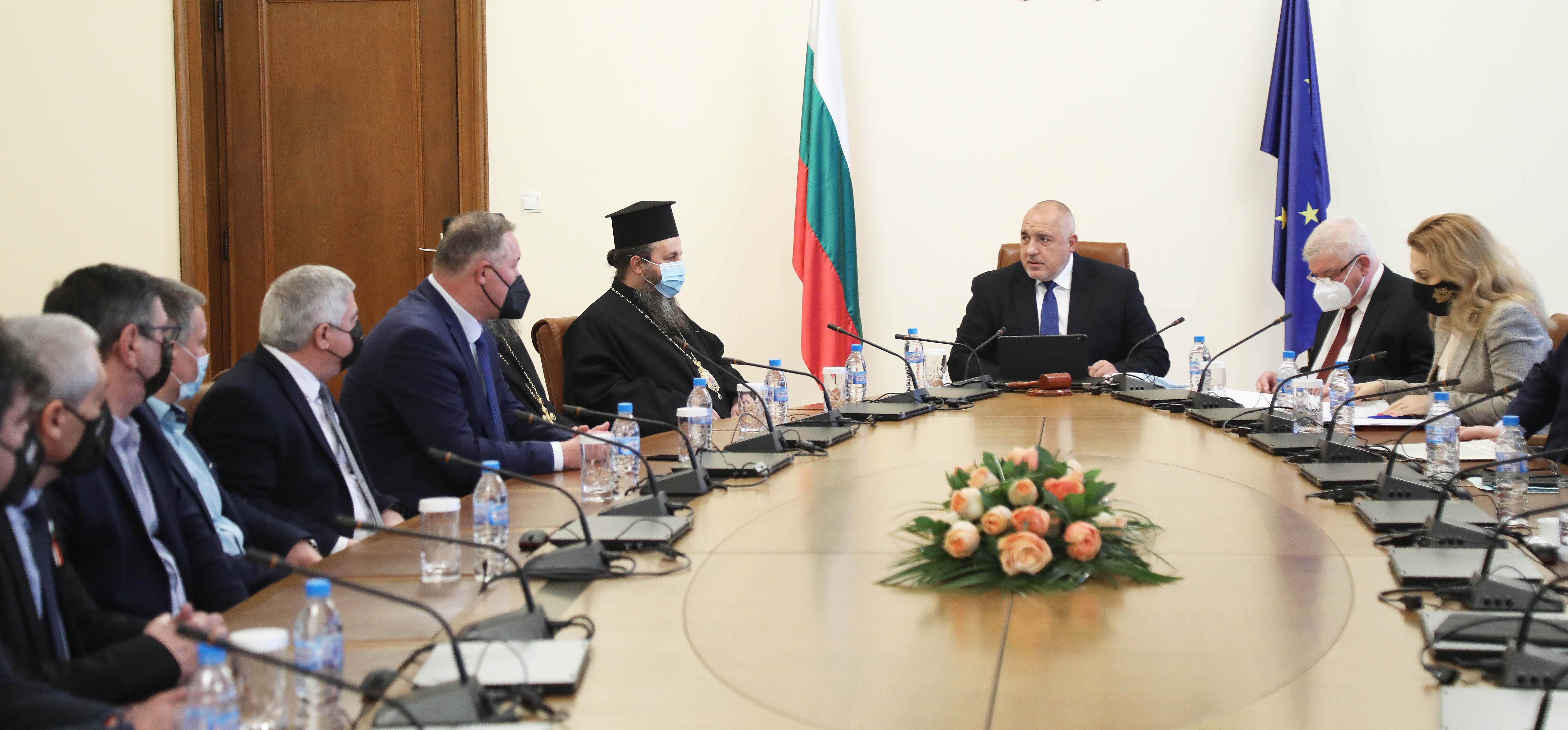Премиерът: Не делим хората, нито кметовете на наши и ваши
