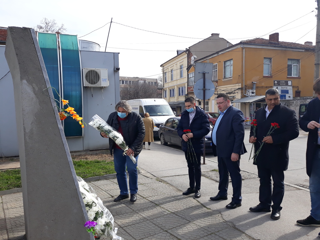 Почетоха паметта на жертвите в Свищов от земетресението преди 44 години