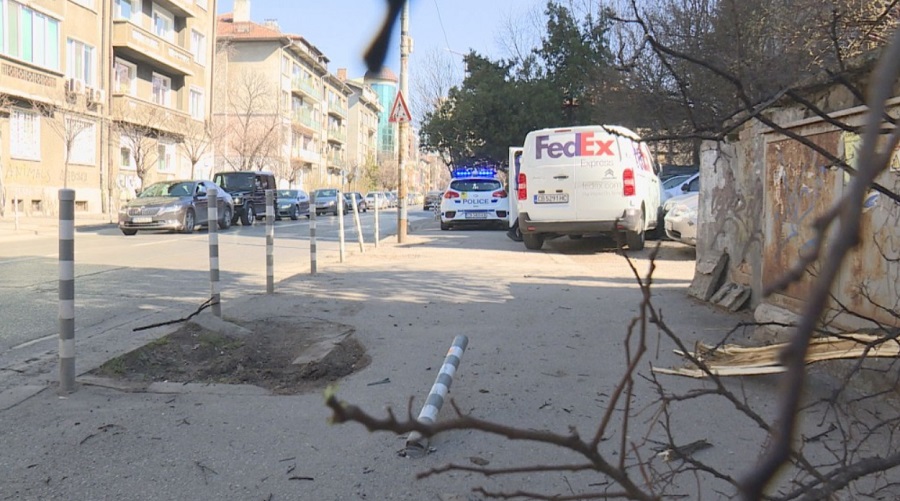 Шофьор отнесе паркирани коли и колчета в столицата, след като му прилоша