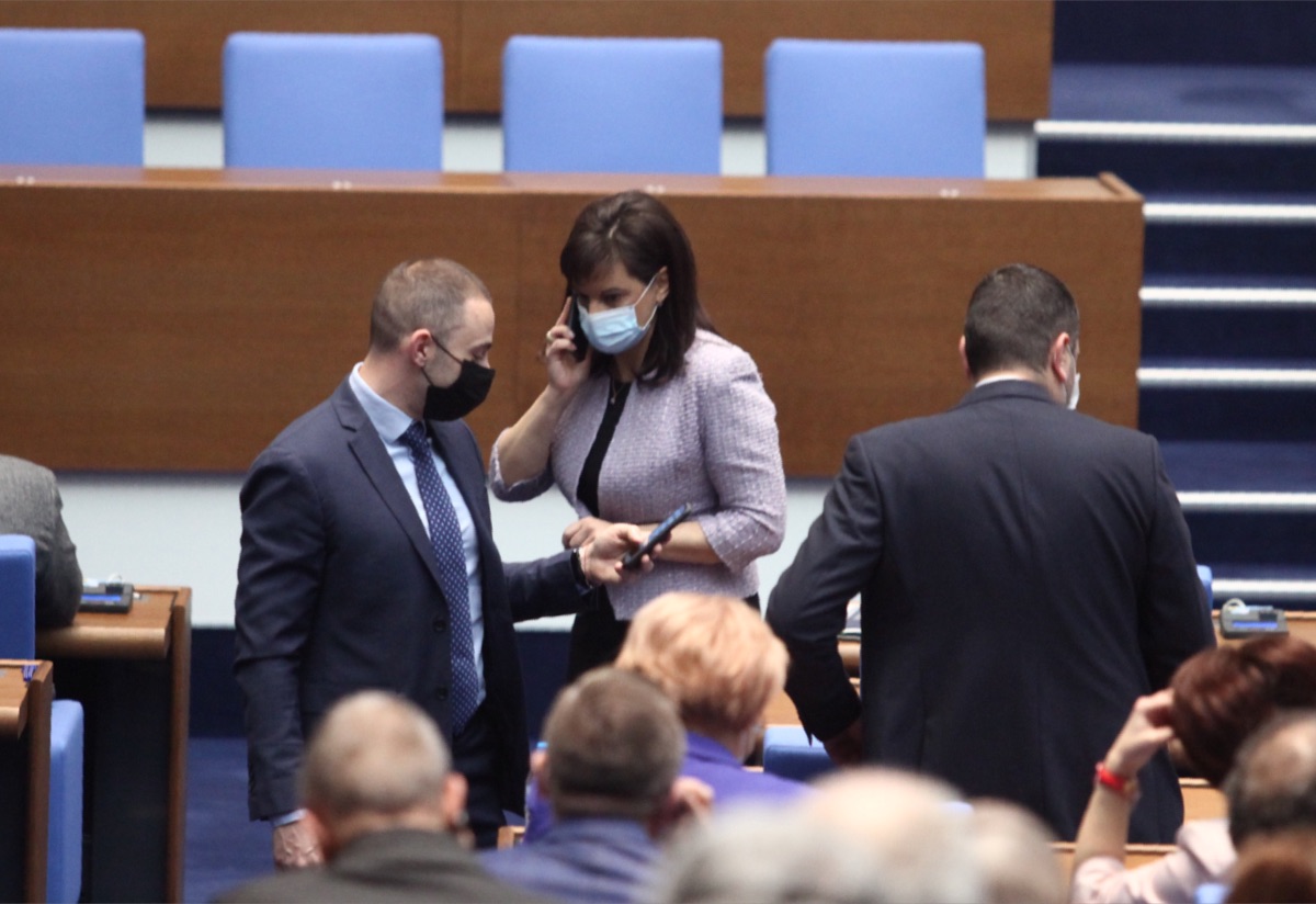 Парламентът възложи на МС да проучи възможностите за покупка на ваксини разрешени извън ЕС
