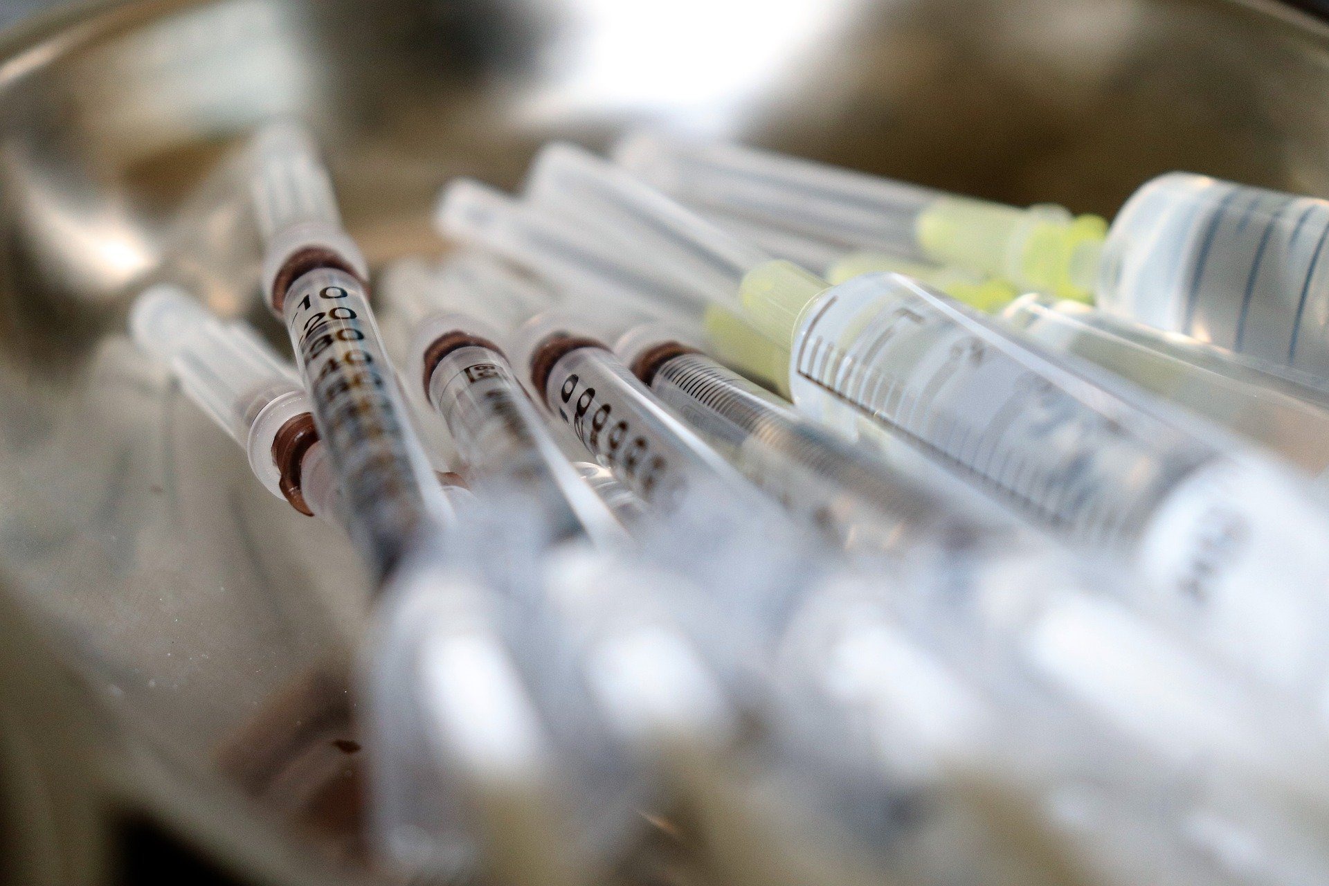 Според проучвания: Pfizer води, а AstraZeneca забавя бразилския щам