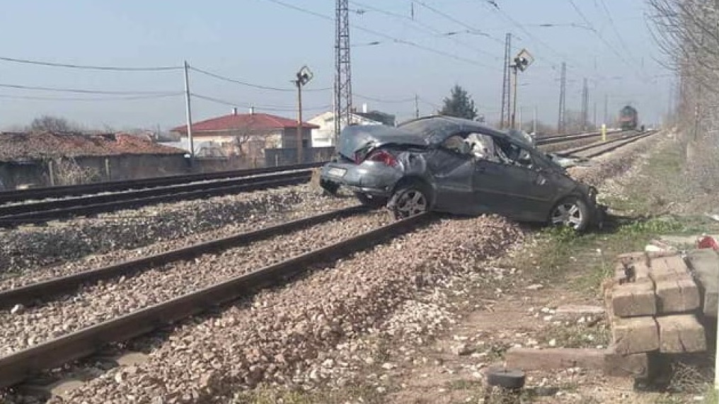 Кола премина жп прелез при спусната бариера в Пловдивско, две жени са в болница