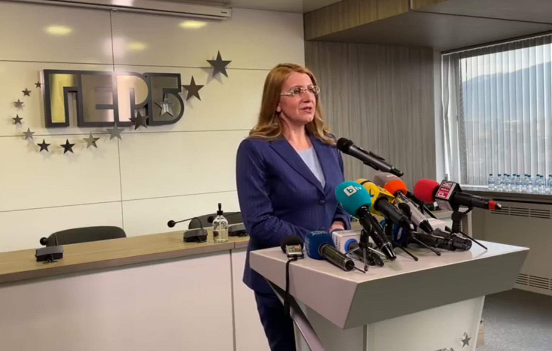 Няма как правителството да спре да функционира