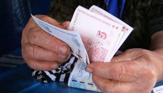Пенсионерите с добавка от 50 лв. и през април, дават и по 120 лв. за най-бедните