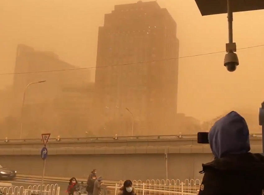 Най-силната прашна буря от десетилетие връхлетя Пекин (СНИМКИ и ВИДЕО)