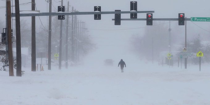 Стотици блокирани в колите си по магистралите заради снежната буря в САЩ