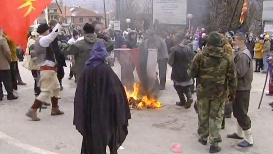Солени глоби за македонците, изгорили българското знаме