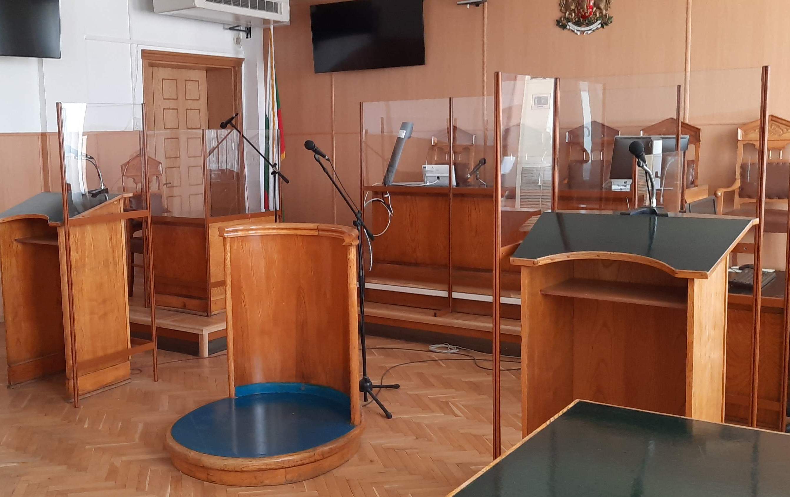 Грабител преби пенсионерка с цепеница