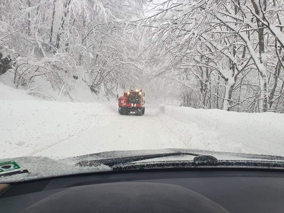 Служители в туристически обекти до пещера "Леденика" в снежен капан, евакуират ги с верижна техника