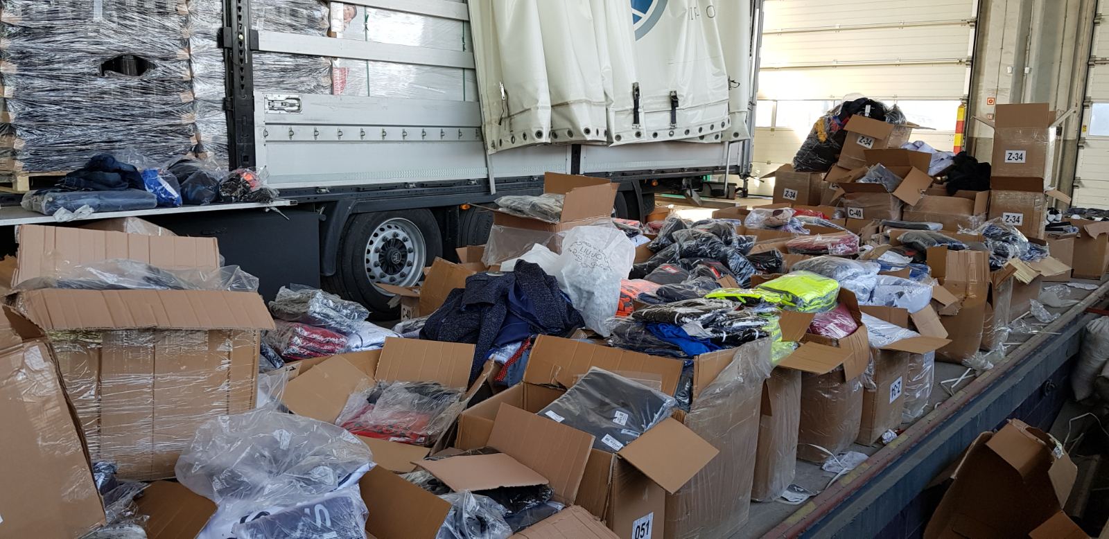 Десетки хиляди дрехи и парфюми менте задържаха за 10 дни на Капитан Андреево