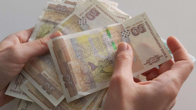 Заплатите на хората нараснаха с 10 на сто през кризисната 2020 г.