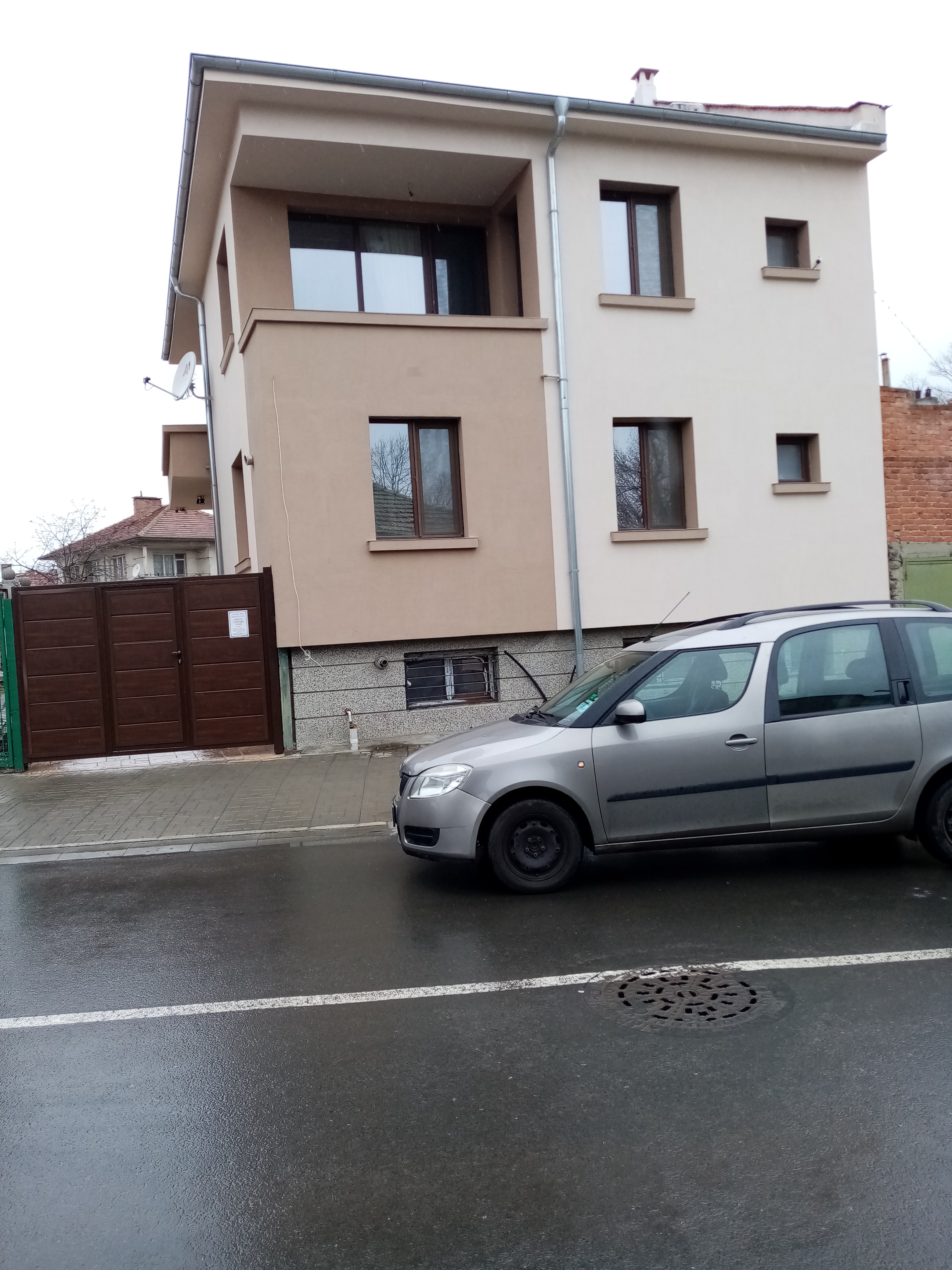 Лекарите денонощно бдят над двете близначета, останали кръгли сираци