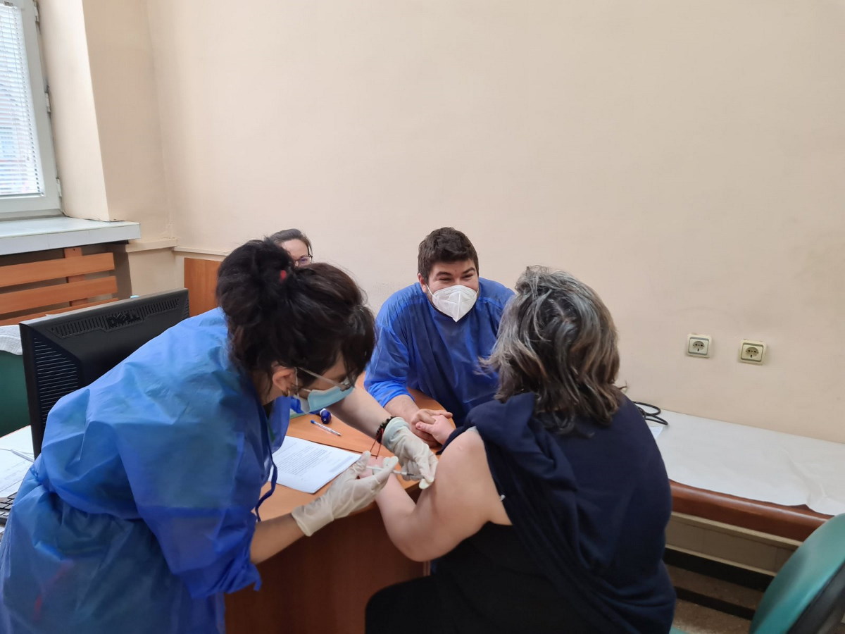 1200 съобщения за нежелани странични реакции след ваксинация у нас