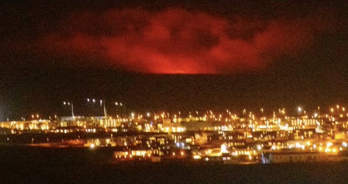 Вулкан изригна в Исландия близо до столицата (ВИДЕО и СНИМКИ)