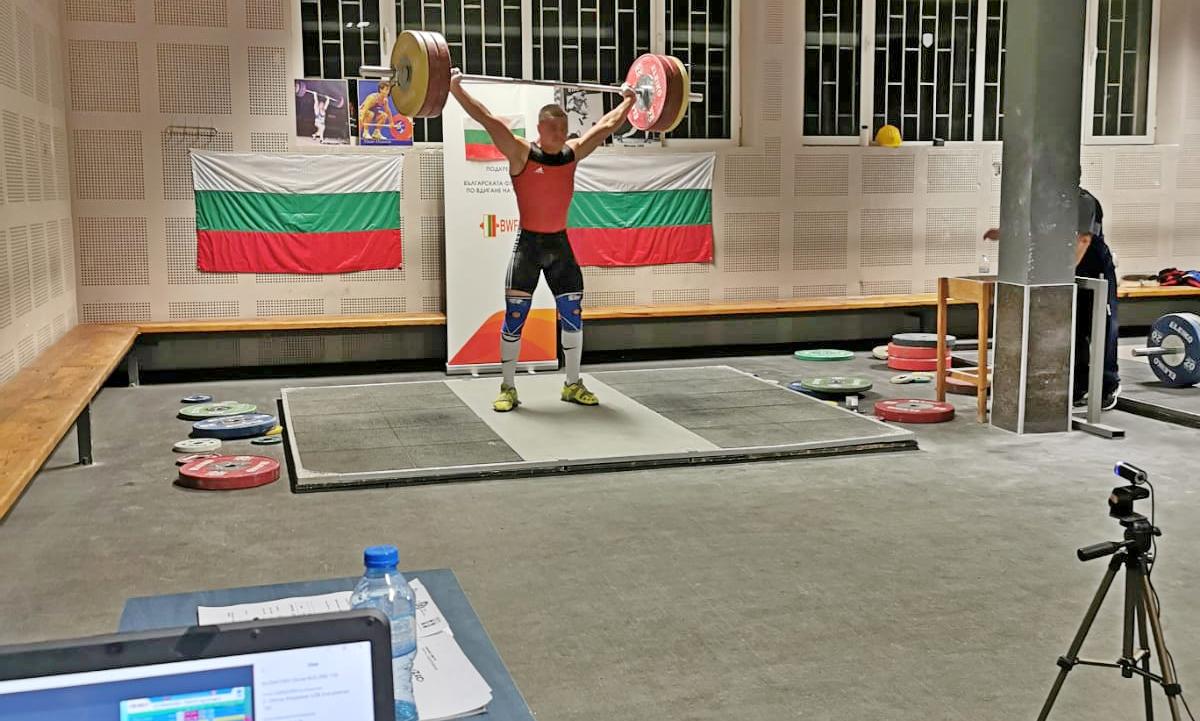 Наш щангист вдига над световния рекорд