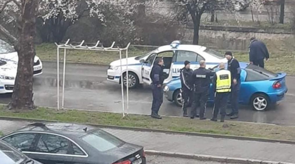Жители на Казанлък протестират в подкрепа на двамата полицаи от местното районно управление след вчерашния екшън