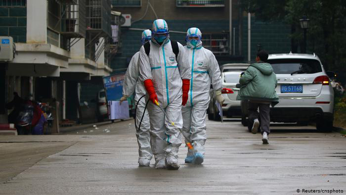 Карантинираните гласуват пред входа